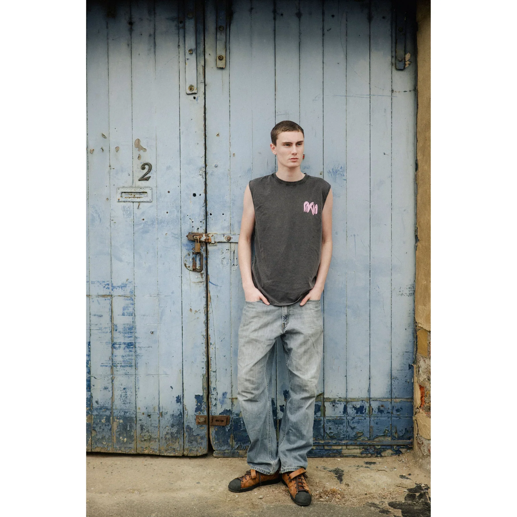 Sleeveless T-shirt - Image 8